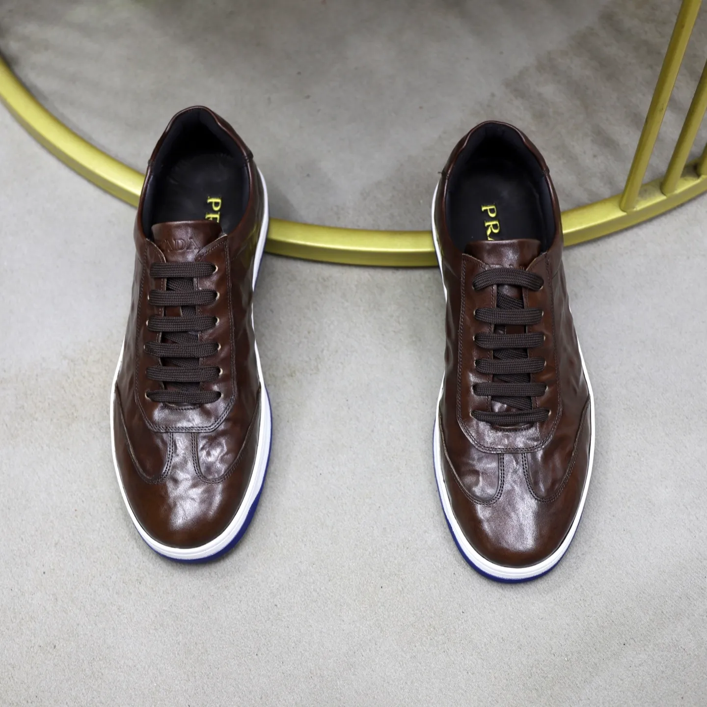 Factory price: 💰640 Prada classic men’s lace-up casual shoes | Imported cowhide upper | Upper stitching layered design, light and breathable | Soft and comfortable | Decorated with PRADA letters on the side | Distinctive sports style, showing the brand style | Lightweight concave and convex pattern rubber soles | Matched with cowhide foot pad lining | Excellent foot feel, fashionable and elegant | Size: 38-44 (45 customized)